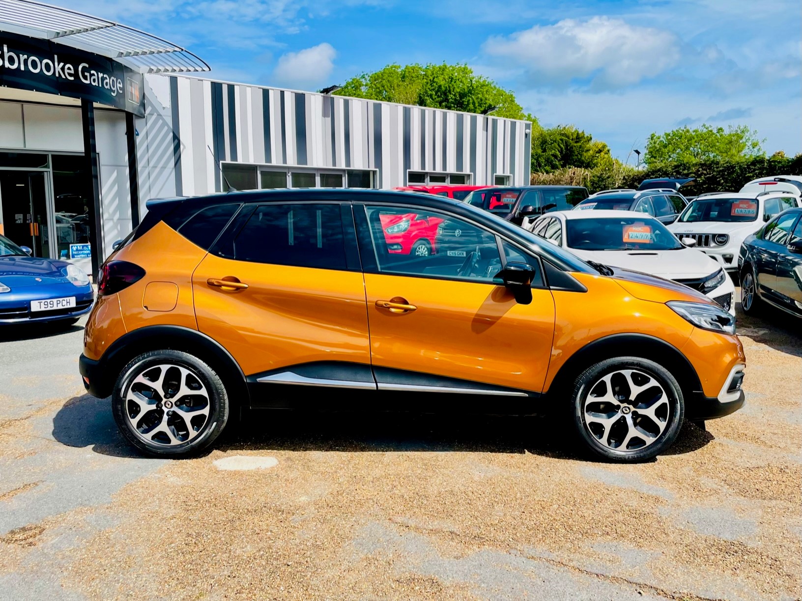 Car For Sale Renault Captur - HW18LRA Sixers Group Image #1