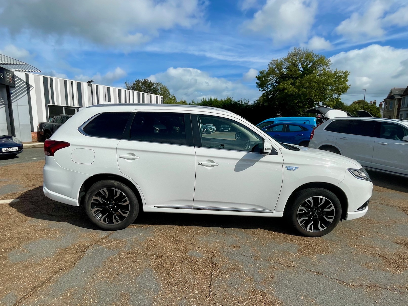 Car For Sale Mitsubishi Outlander - DX16UJG Sixers Group Image #1